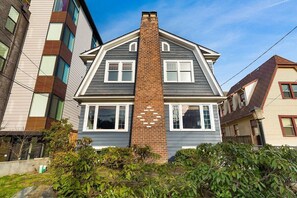 Exterior - Perch - Vintage Seattle Gem: Spacious, Stylish, Parking (Seattle)
