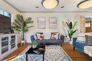 Smart TV - Perch - Vintage Seattle Gem: Spacious, Stylish, Parking (Seattle)