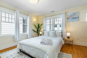 4 Schlafzimmer, Schreibtisch, Verdunkelungsvorhänge, Reisekinderbett
