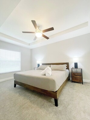 4 bedrooms, desk, WiFi, bed sheets - Comfy and Cozy 4 bedroom home with garage (Ocala)