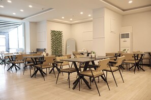 每日供应自助式早餐（每人 EUR 10）