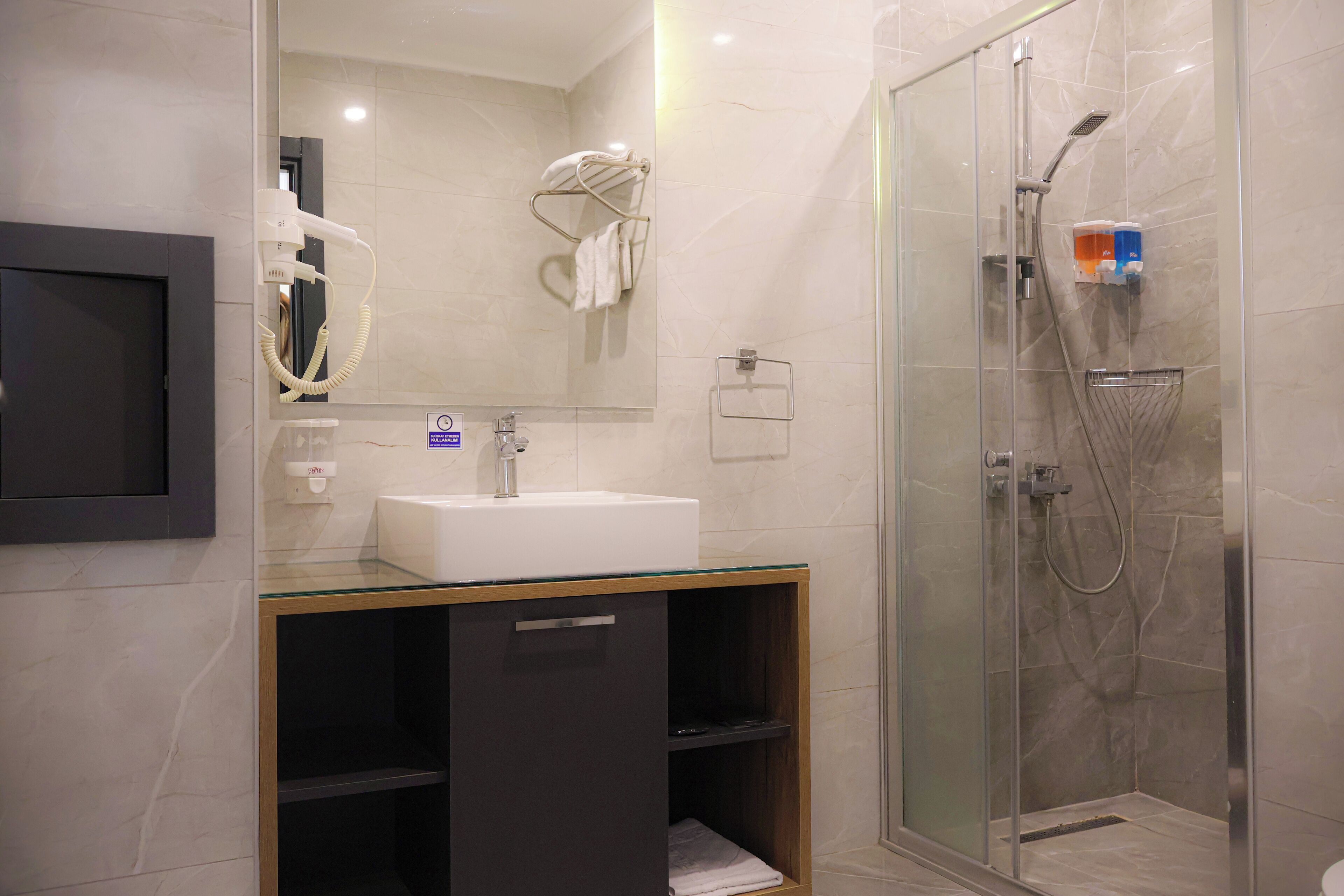 shower, rainfall showerhead, free toiletries, hair dryer