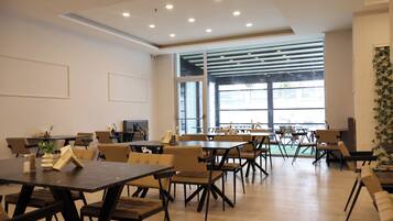 Petit déjeuner buffet servi tous les jours en supplément