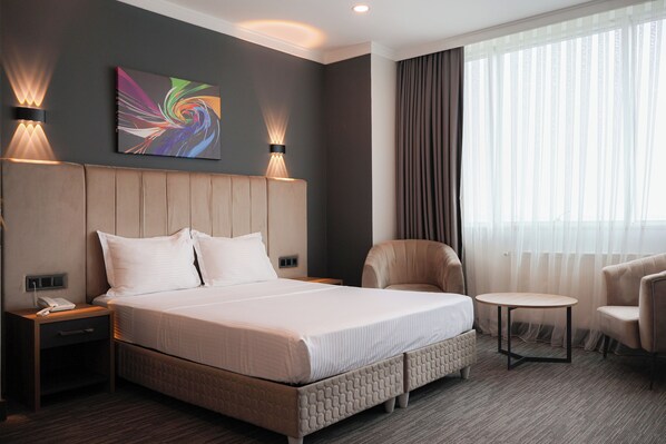 Deluxe Room, 1 King Bed | Egyptian cotton sheets, premium bedding, minibar, individually decorated