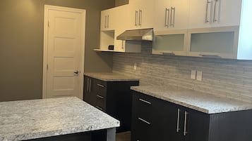 Geladeira, micro-ondas, cooktop, cafeteira/chaleira