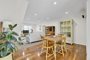 Interior - Warrendine Bliss - Cosy Couples Retreat, CBD (Orange)