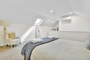 1 bedroom, iron/ironing board, travel cot, WiFi - Warrendine Bliss - Cosy Couples Retreat, CBD (Orange)