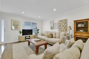 TV, DVD player, offices - Warrendine Bliss - Cosy Couples Retreat, CBD (Orange)