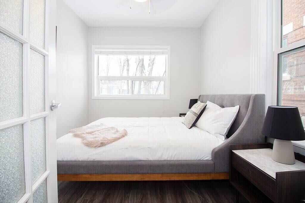 Modern 2 Bedroom Suite on Grosvenor Ave