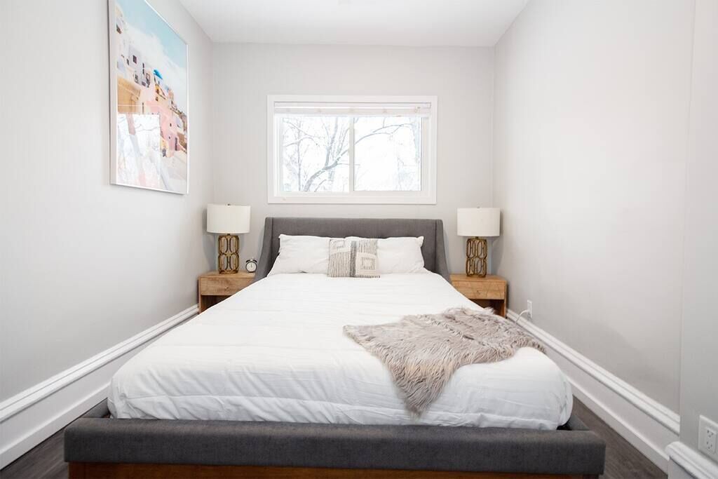 Modern 2 Bedroom Suite on Grosvenor Ave