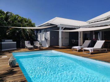 piscine avec salon de jardin et plage