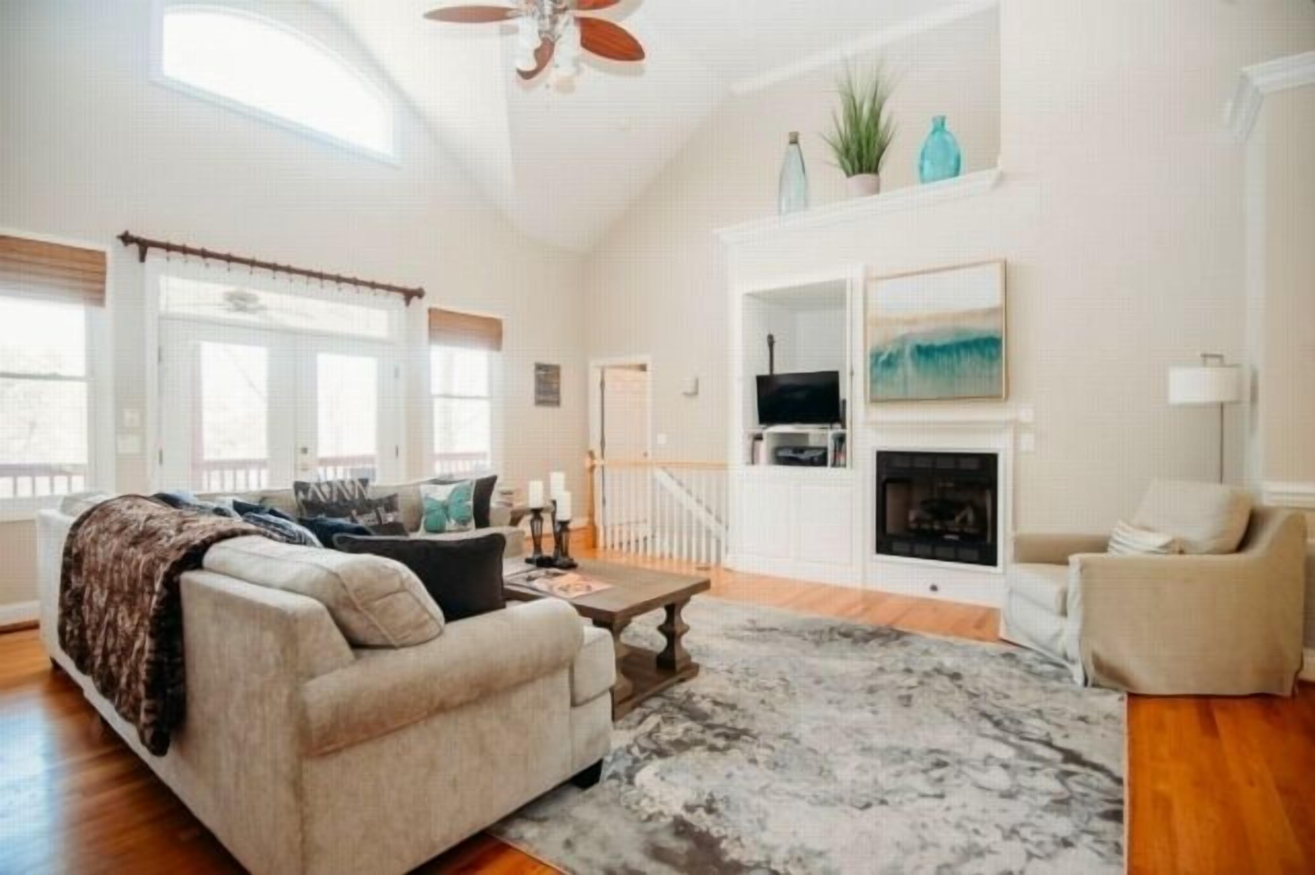 Lake luxury: Hot tub, Wifi, ping pong, pool, air hockey table