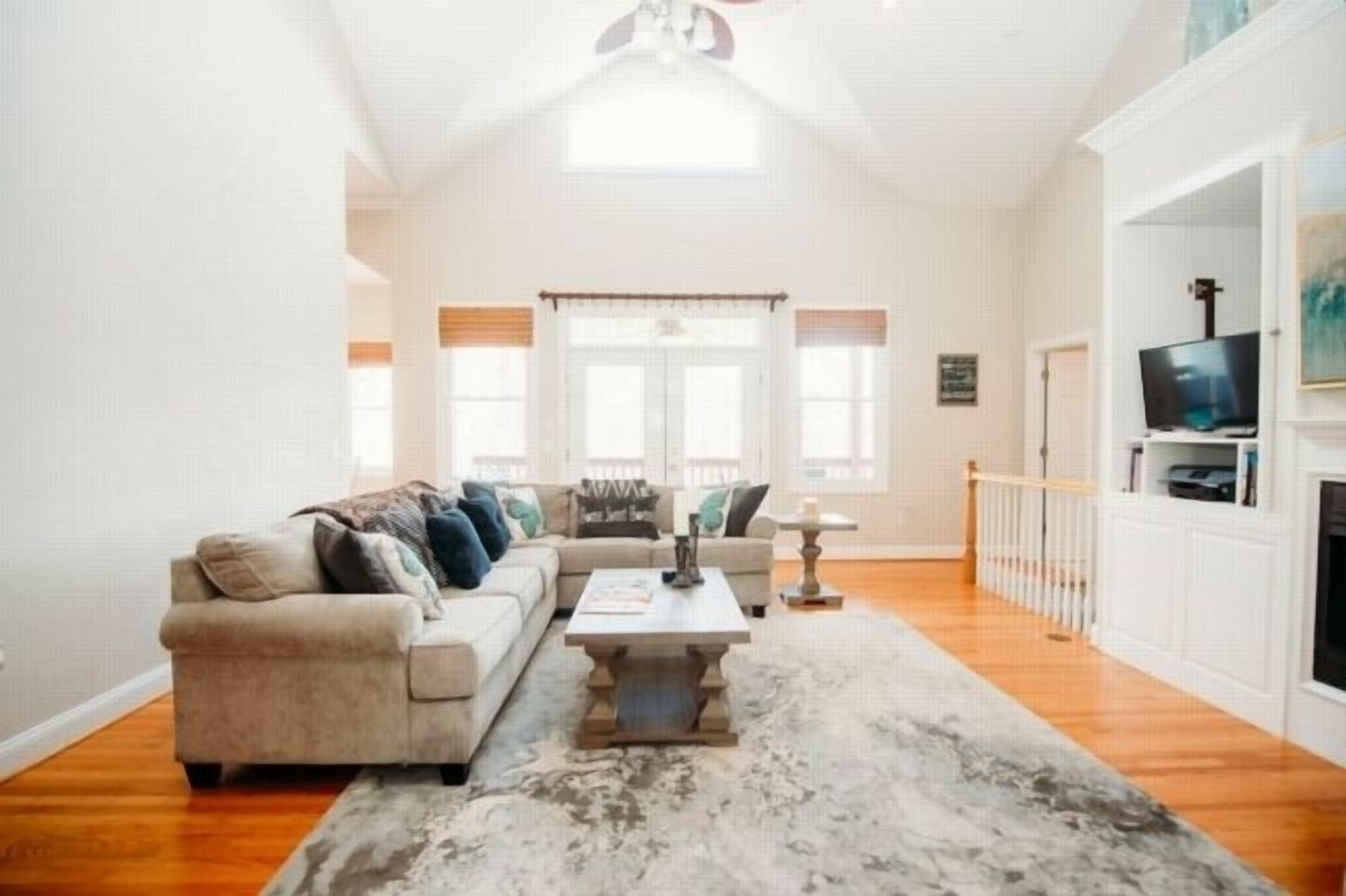 Lake luxury: Hot tub, Wifi, ping pong, pool, air hockey table