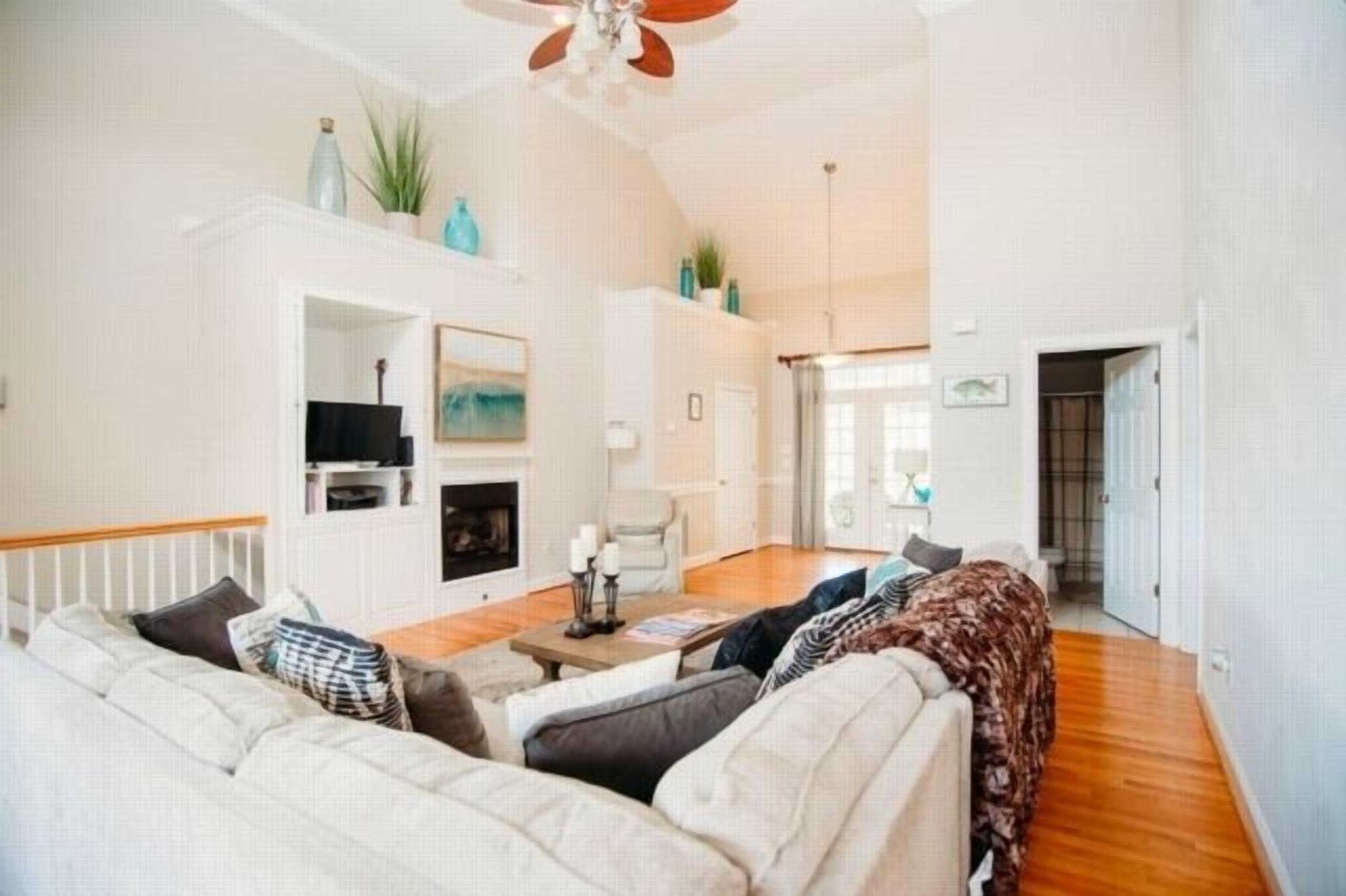 Lake luxury: Hot tub, Wifi, ping pong, pool, air hockey table