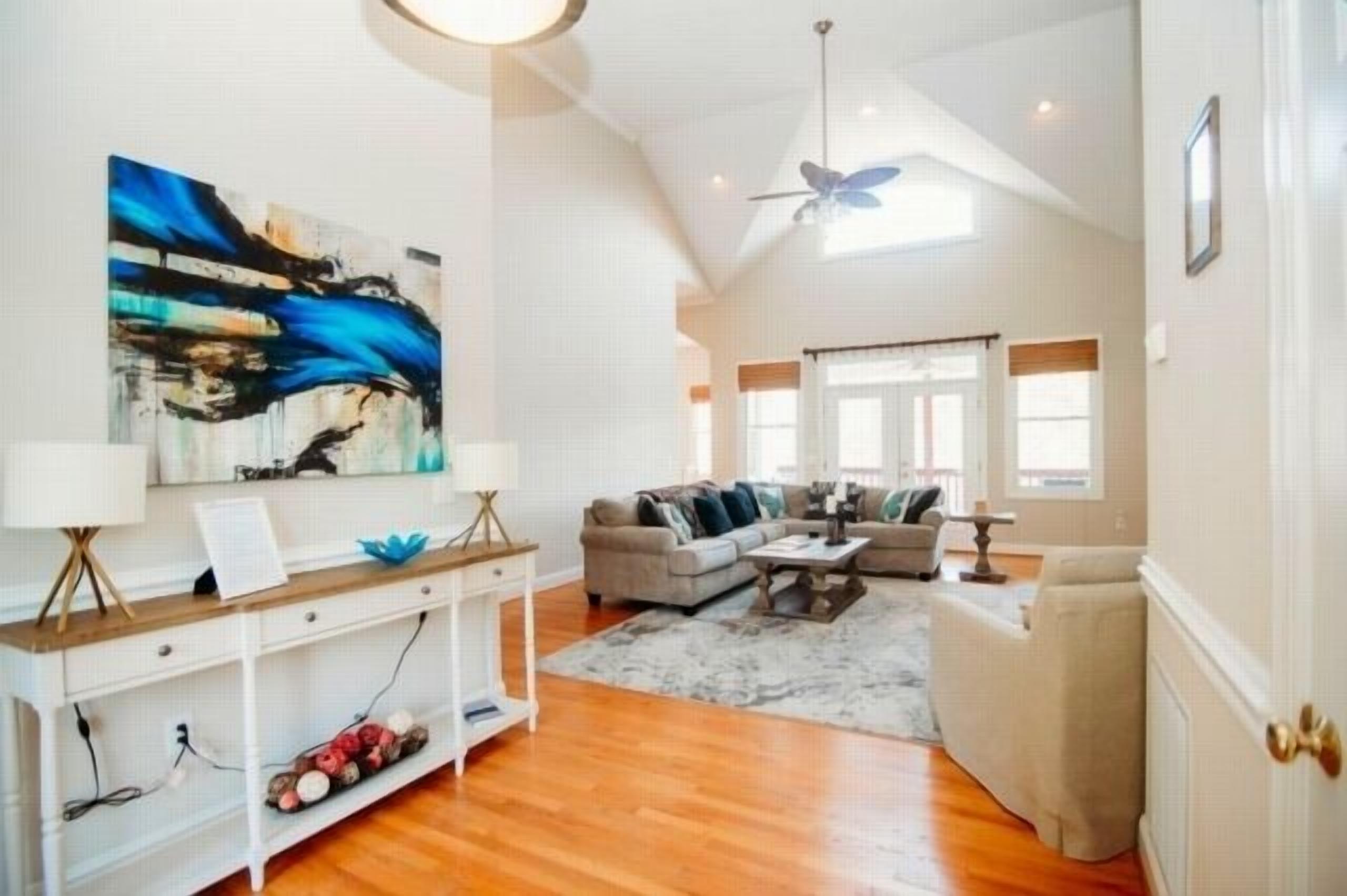 Lake luxury: Hot tub, Wifi, ping pong, pool, air hockey table