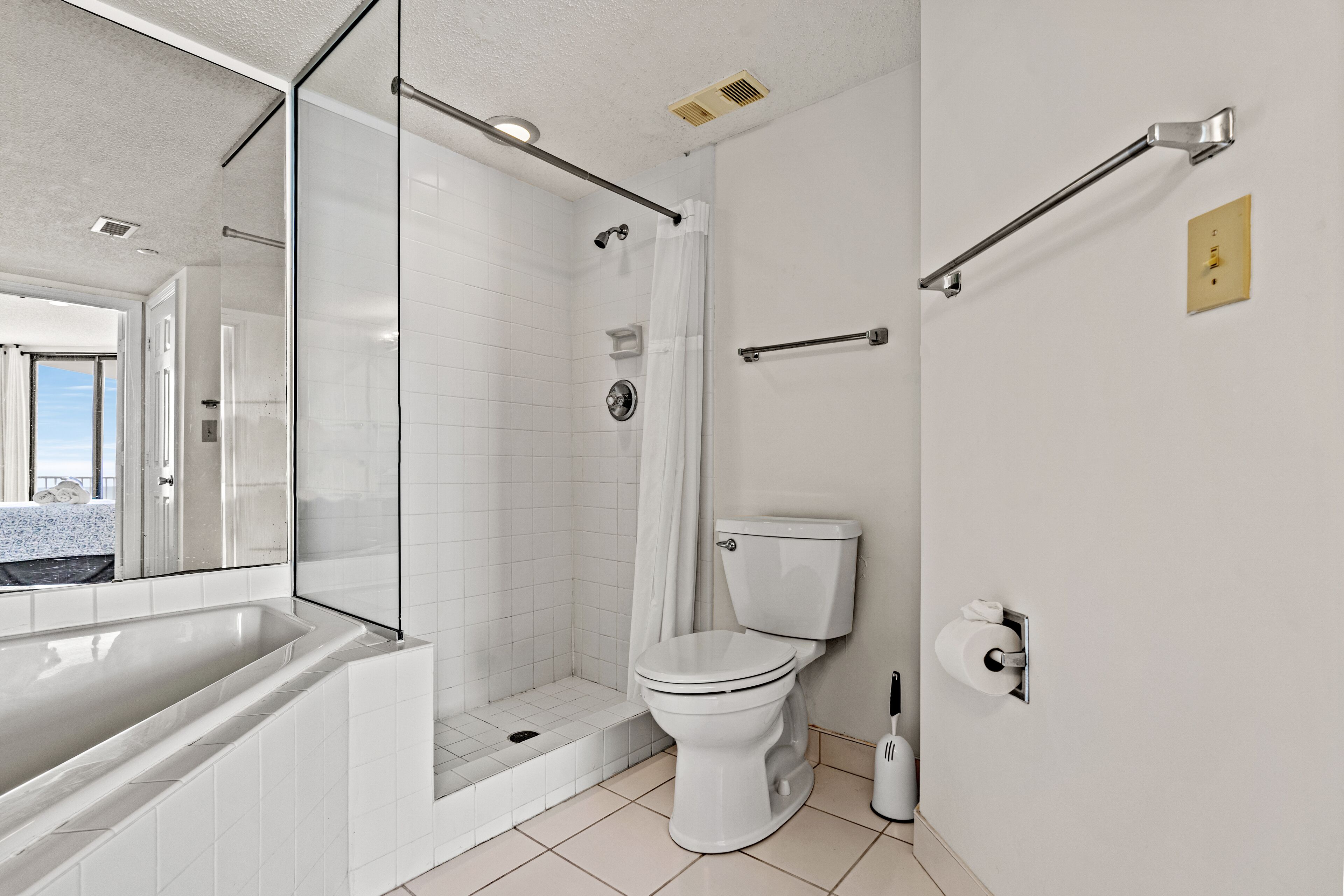 Un baño moderno con cabina de ducha, bañera y retrete.
