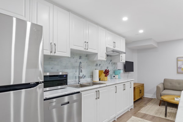 Een koelkast, een microgolfoven, een oven, een vaatwasser