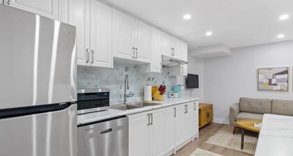 Family Friendly | Cozy | HOT TUB | Near UOIT
