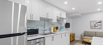 Family Friendly | Cozy | HOT TUB | Near UOIT