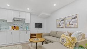Smart TV - Family Friendly | HOT TUB | Near Toronto & UOIT (Oshawa)