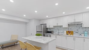 Réfrigérateur, micro-ondes, four, lave-vaisselle