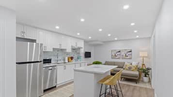 Een koelkast, een magnetron, een oven, een vaatwasser