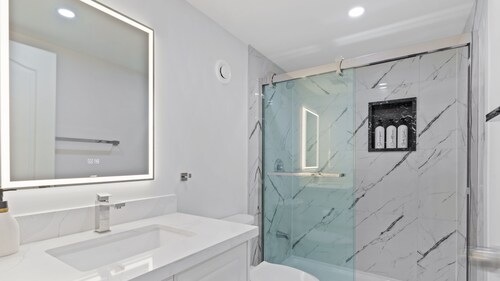 Family Friendly | HOT TUB | Near Toronto & UOIT