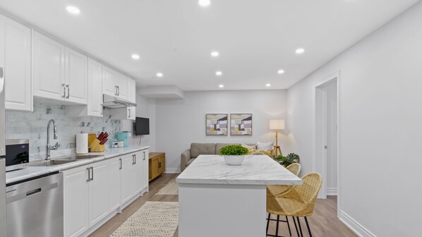 Fridge, microwave, oven, dishwasher - Family Friendly | HOT TUB | Near Toronto & UOIT (Oshawa)