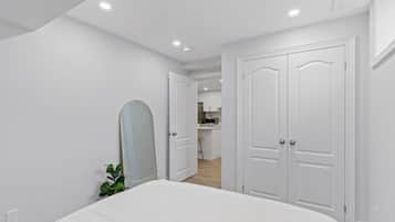 1 slaapkamer, een bureau, geluiddichte muren