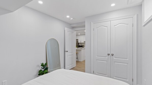 1 chambre, bureau, système d’insonorisation, fer et planche à repasser