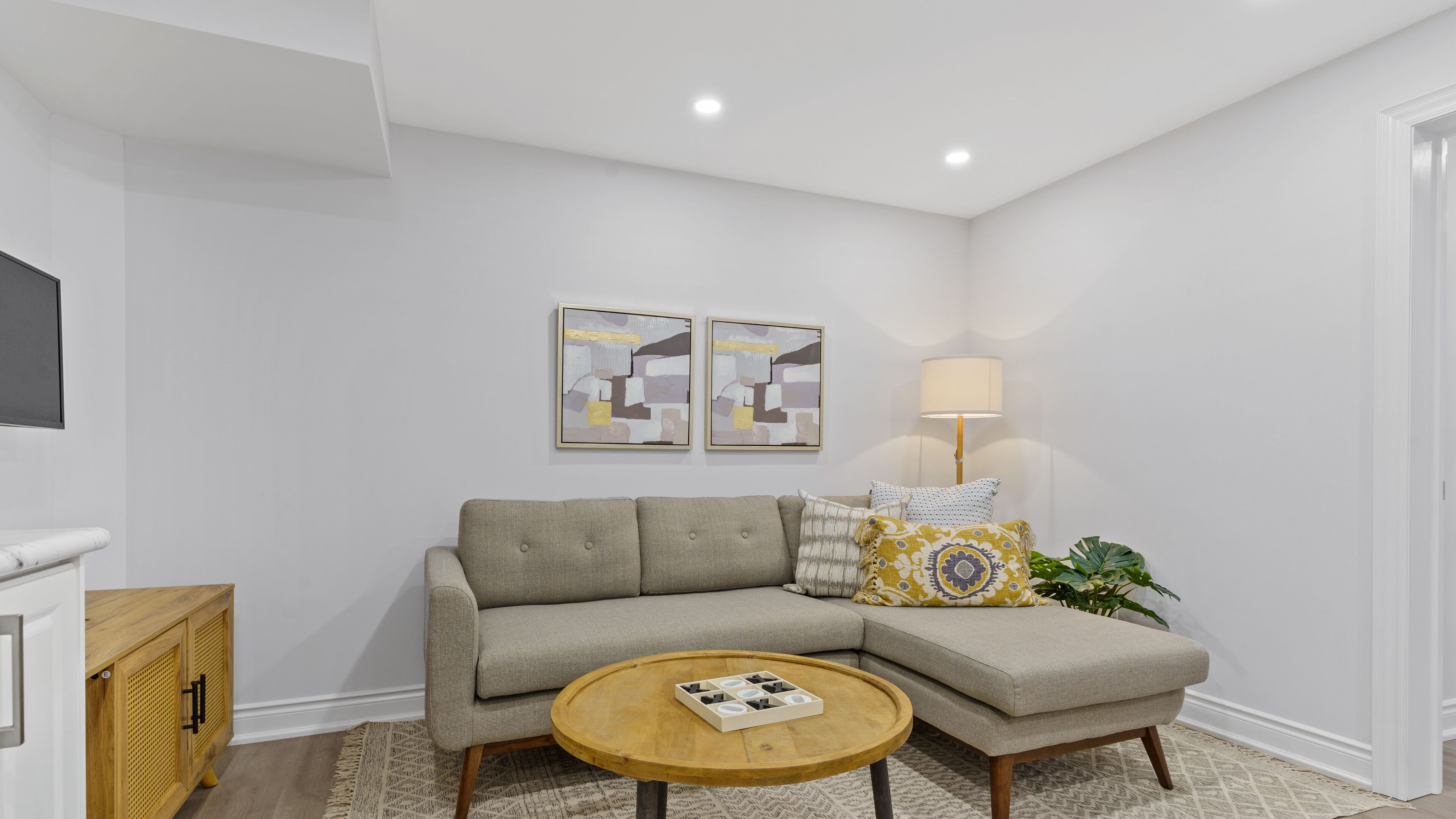 Family Friendly | Cozy | HOT TUB | Near UOIT