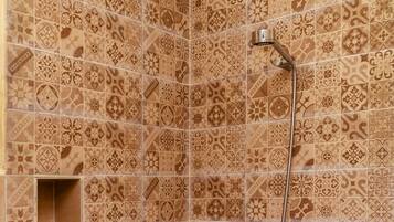 Douche, sèche-cheveux, serviettes fournies, savon