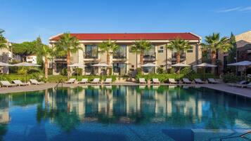 Premium bedding, free minibar items, in-room safe, desk