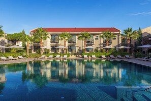 Seprai premium, isi minibar gratis, brankas, dan meja kerja