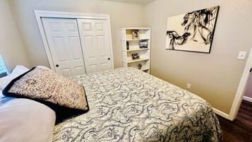 3 bedrooms, desk, travel crib, WiFi