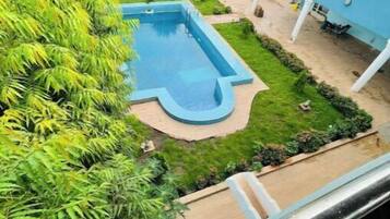 Alberca techada y alberca al aire libre