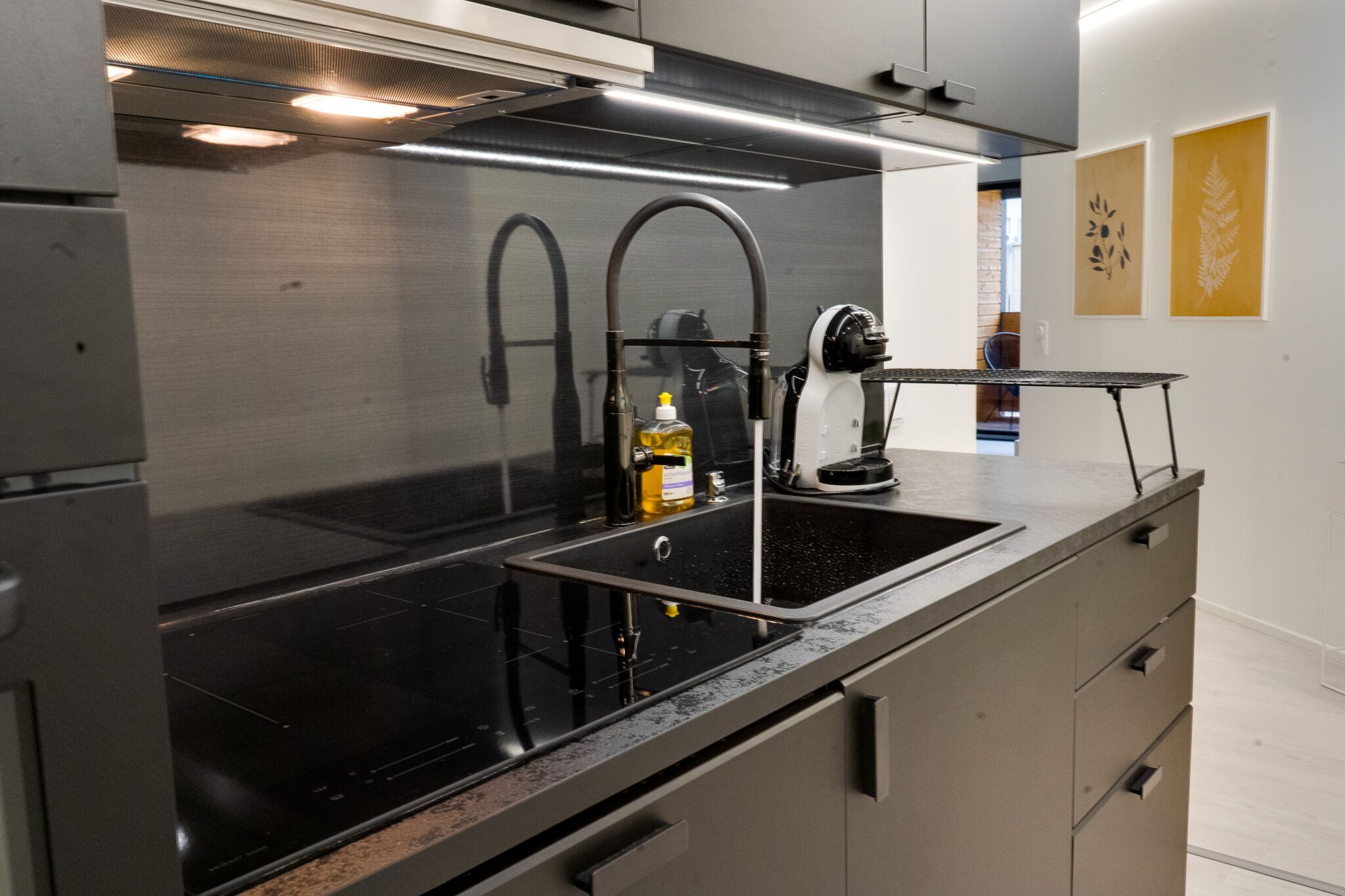 Jääkaappi, mikroaaltouuni, uuni, liesi