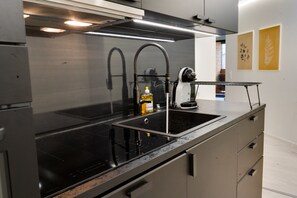 Refrigerador, microondas, horno y parrilla de estufa