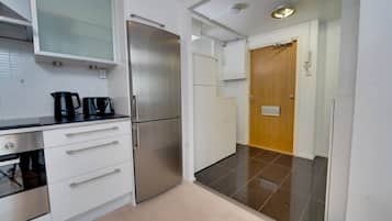 Jääkaappi, mikroaaltouuni, uuni, liesi