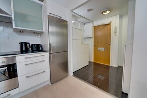 Jääkaappi, mikroaaltouuni, uuni, liesi