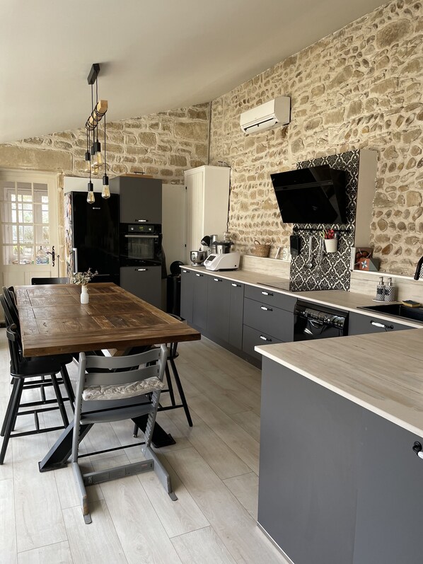 Jääkaappi, uuni, liesi, astianpesukone