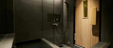 Chambre Deluxe | Salle de bain | Douche cascade, articles de toilette (gratuits), séchoir à cheveux