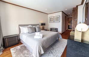 Literie de qualité, coffre-fort, décor unique, ameublement unique