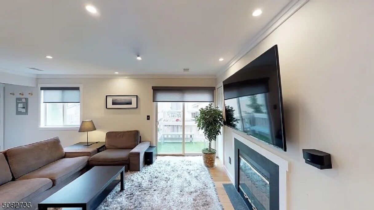 Renovated, bright and sunny 2 Bedroom / 2 Bathroom w/ seperate Den/ office space