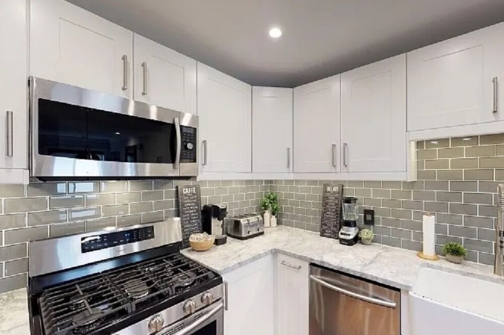 Renovated, bright and sunny 2 Bedroom / 2 Bathroom w/ seperate Den/ office space