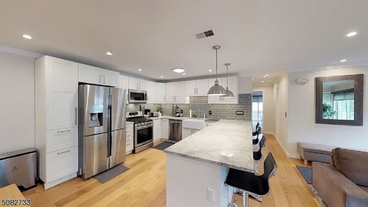 Renovated, bright and sunny 2 Bedroom / 2 Bathroom w/ seperate Den/ office space