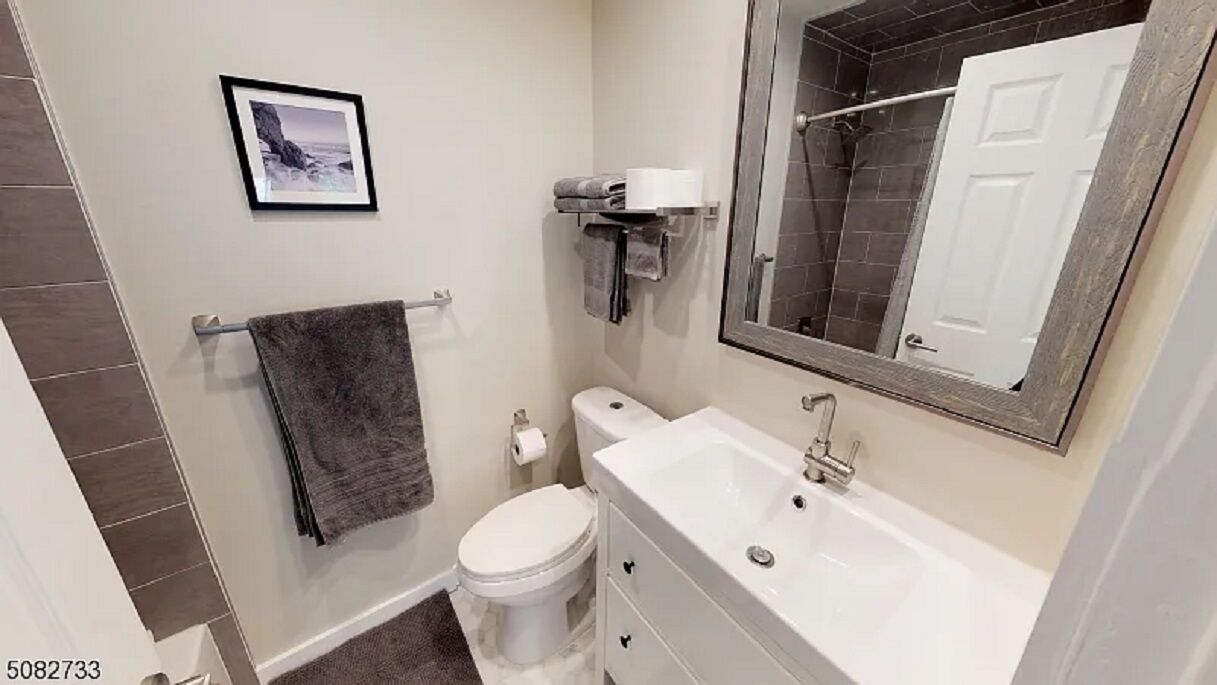 Renovated, bright and sunny 2 Bedroom / 2 Bathroom w/ seperate Den/ office space