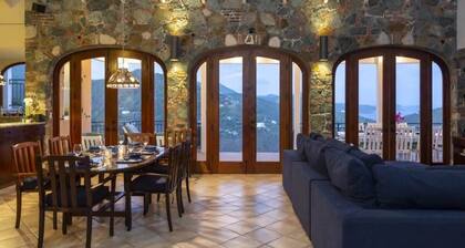 Windsong-Stunning Views, Pool, Generator!