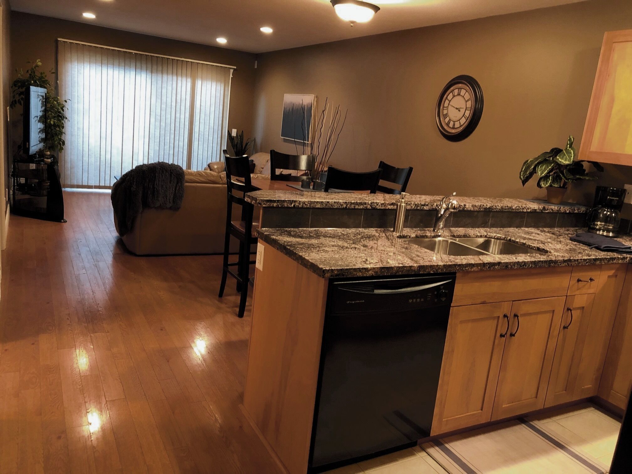 2-5 minutes to walk to beach, fully stocked w/the basics.