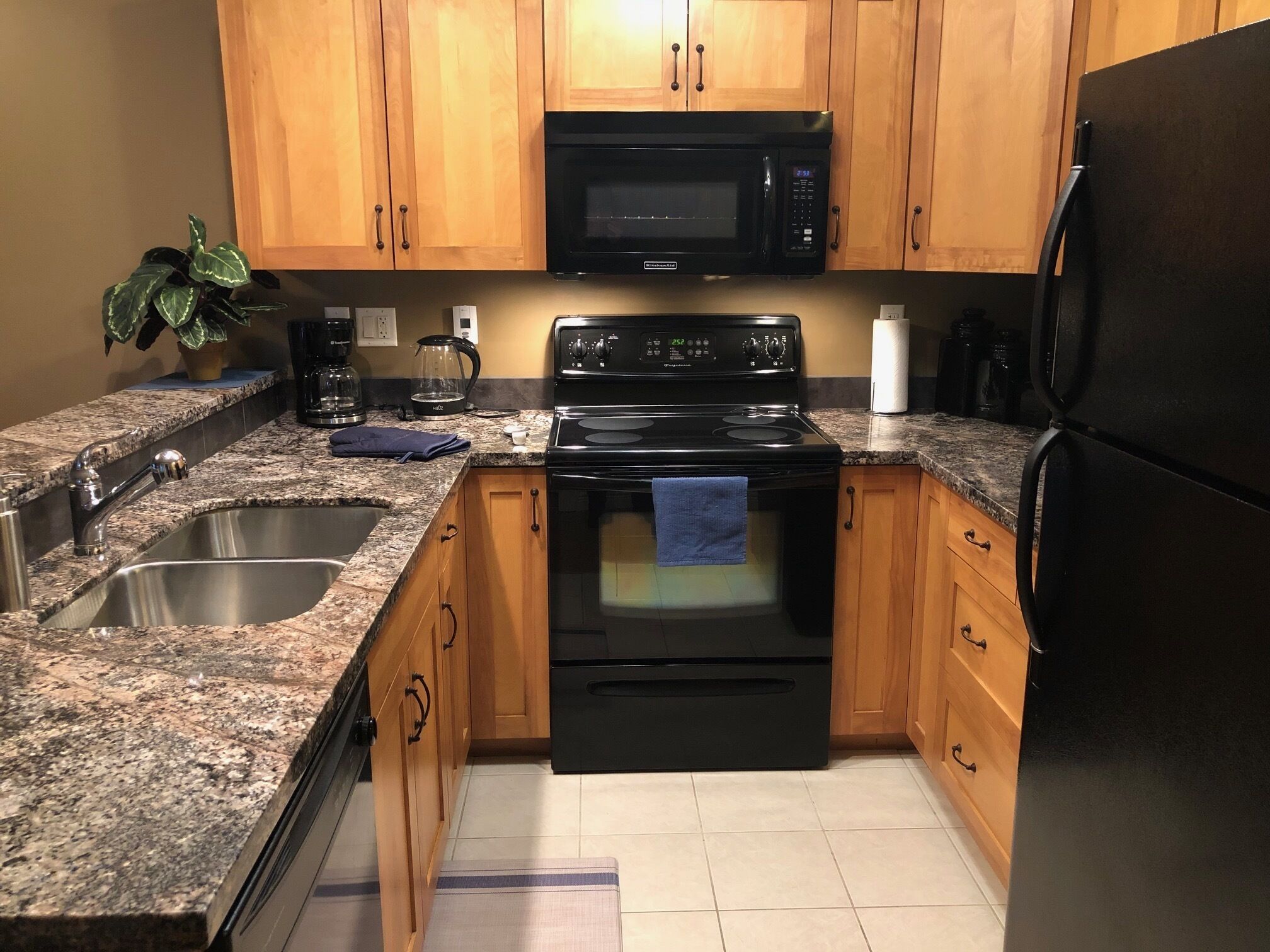 2-5 minutes to walk to beach, fully stocked w/the basics.